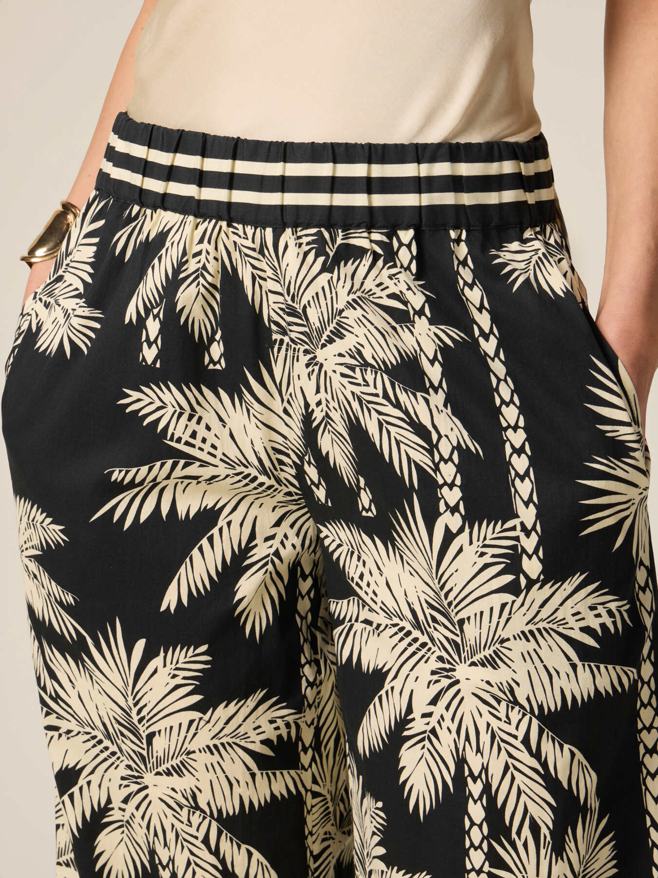 Pantalones palazzo estampados image number 2