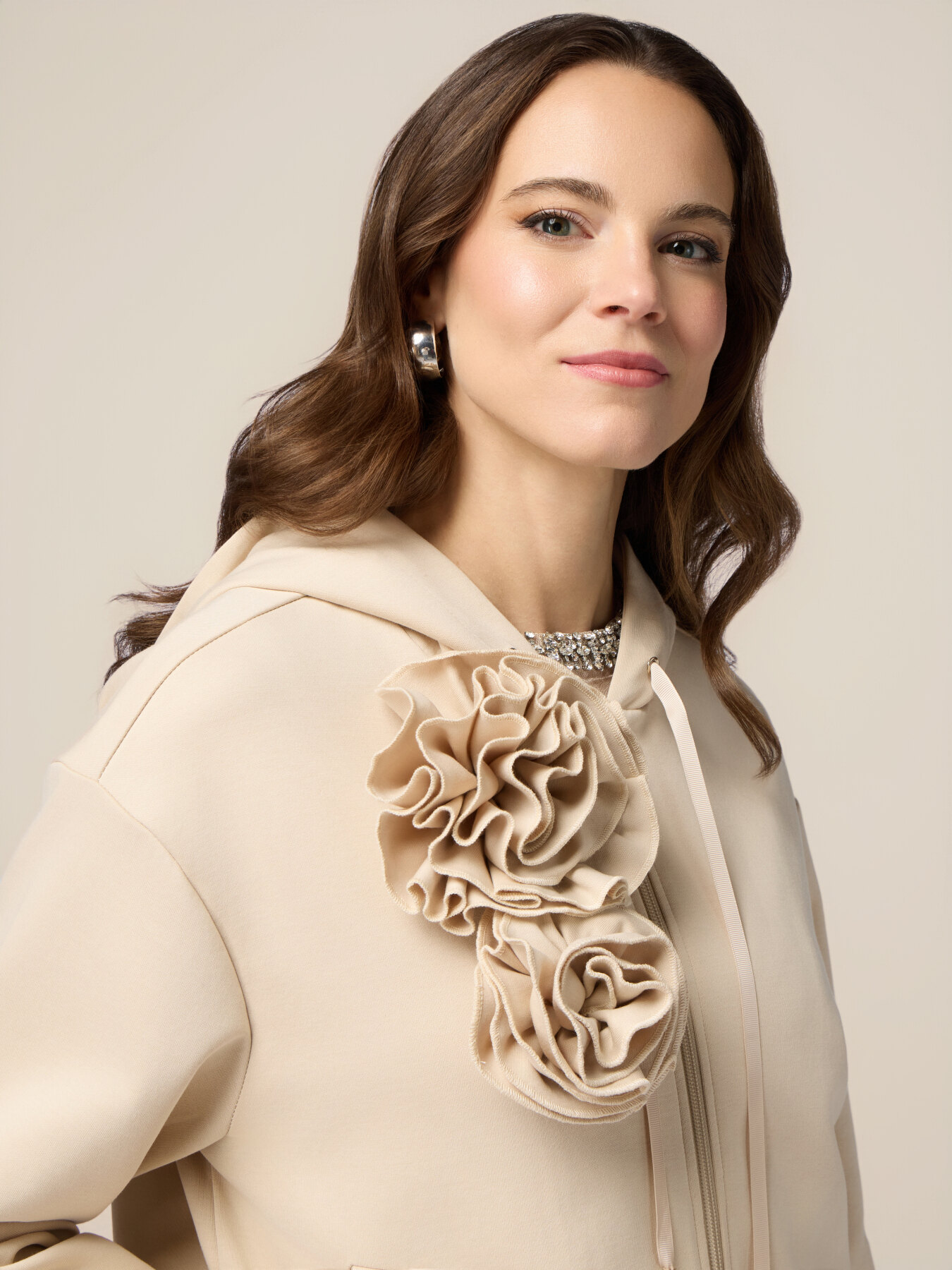 Felpa con zip e spille e fiore image number 2