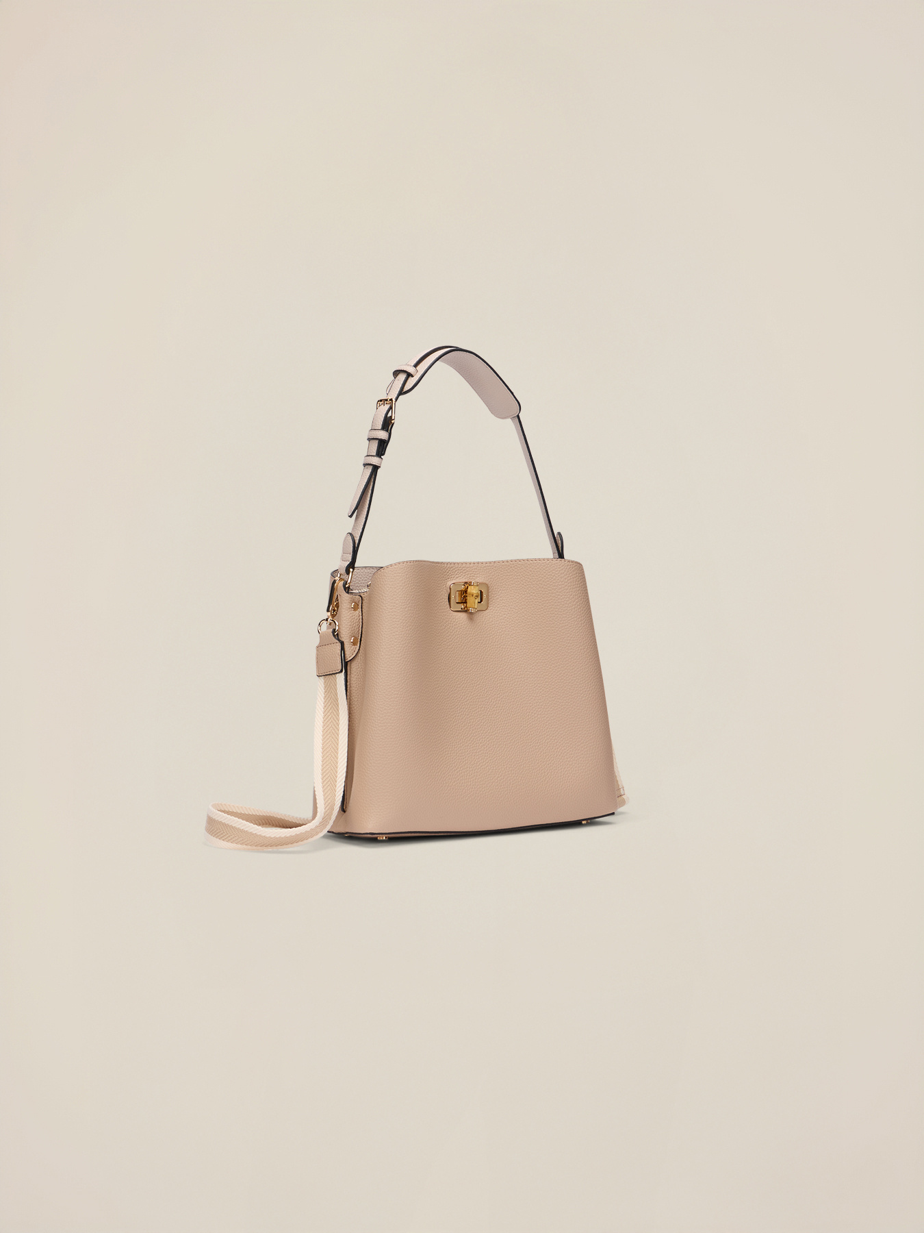 Bolso saco de cuero repujado image number 3