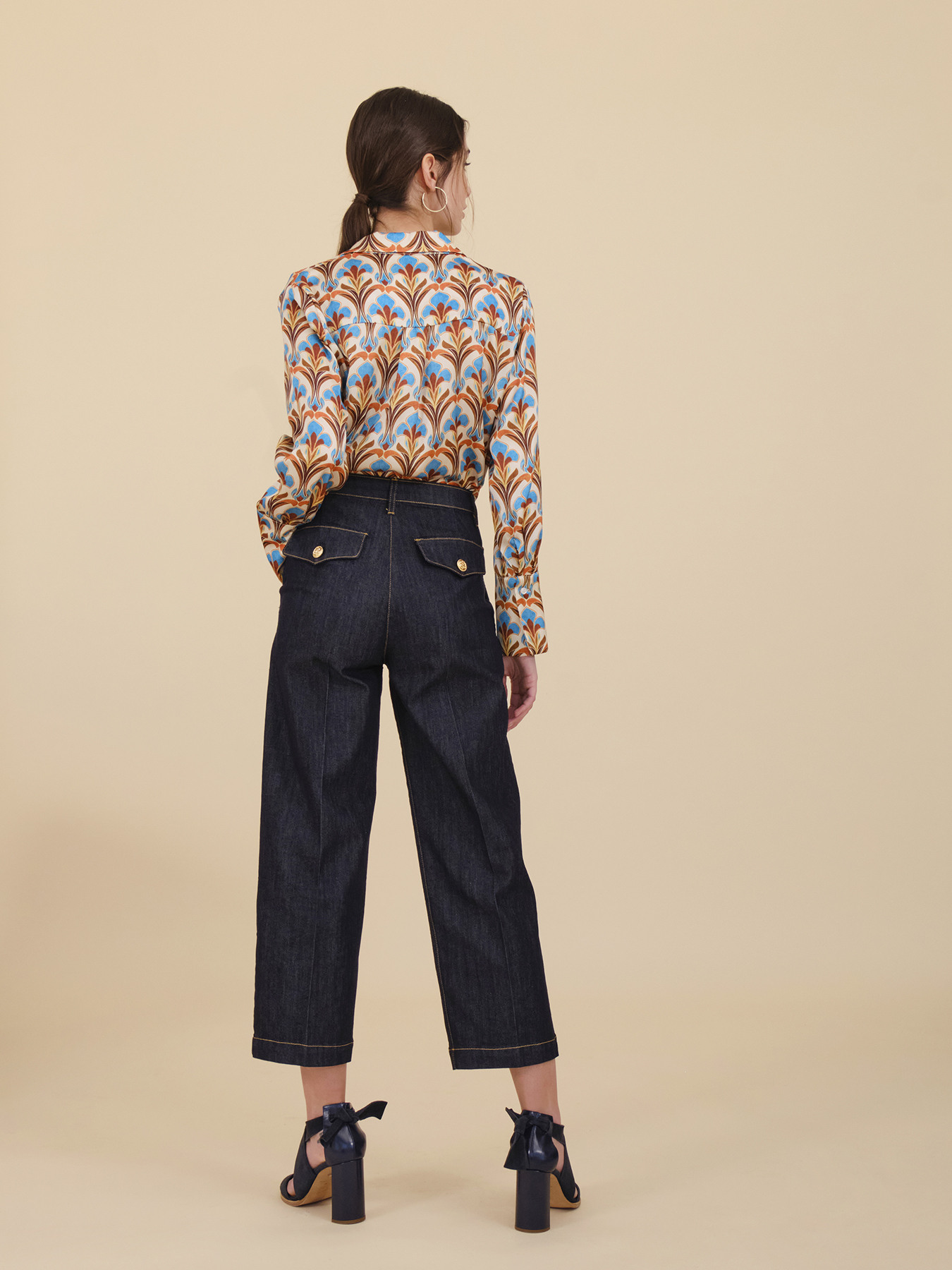 Vaqueros corte zanahoria con botones azul marino image number 1