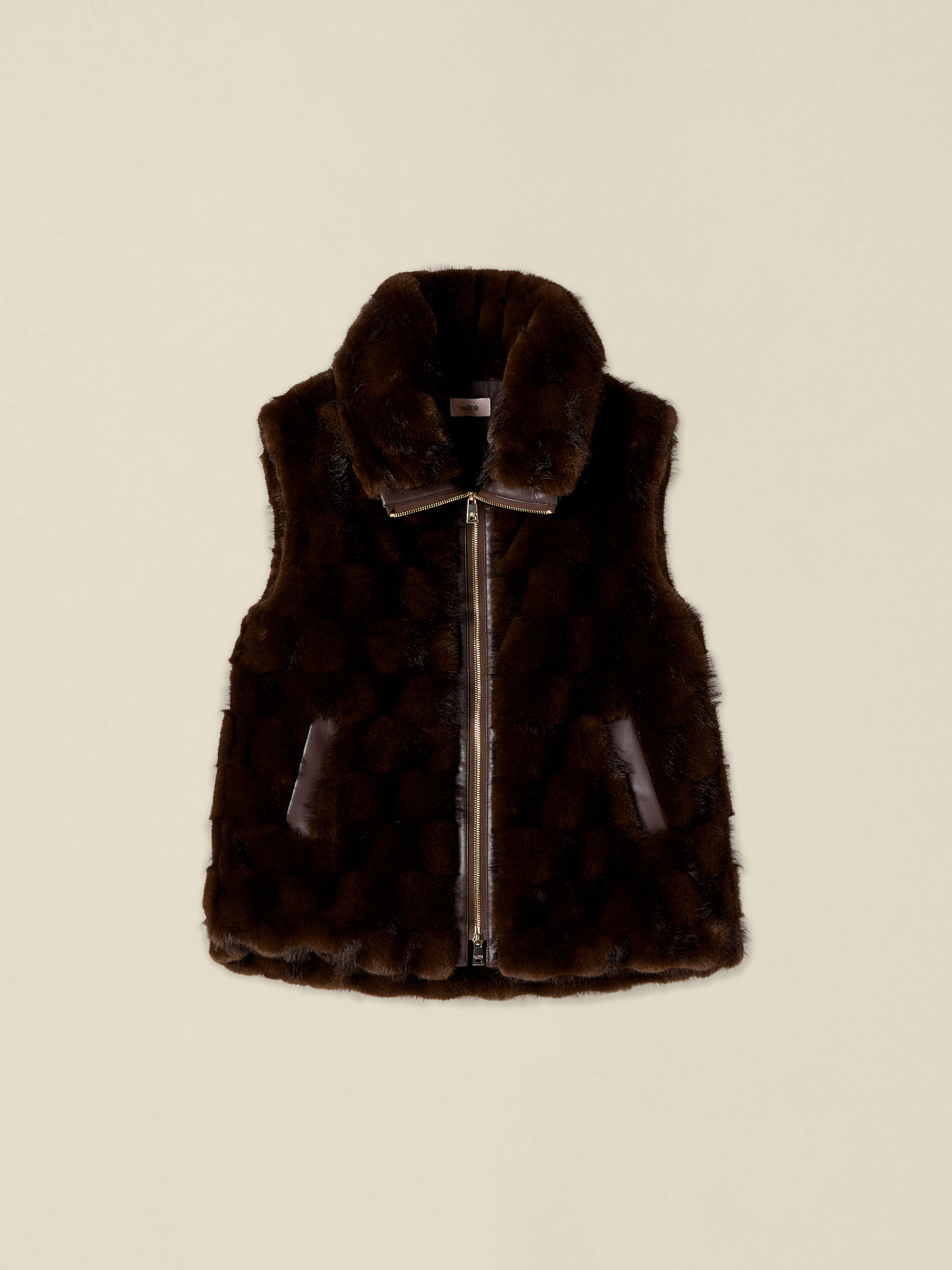 Sleeveless faux fur gilet image number 3