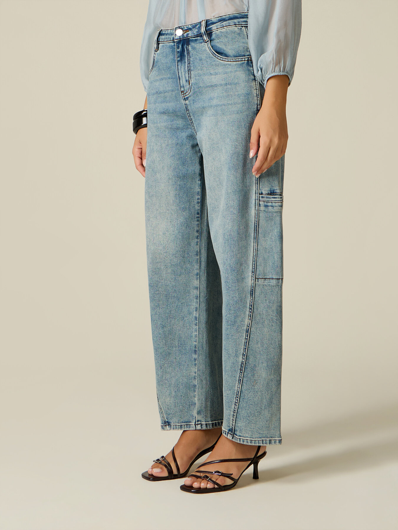 Barrel-Jeans mit Cargo-Details image number 3