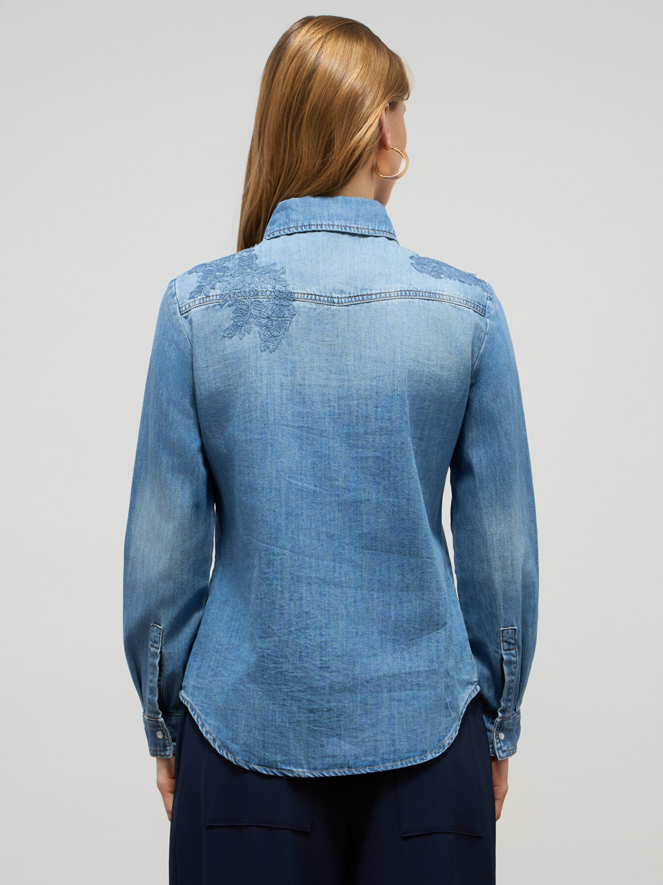 Chemise en denim d&eacute;lav&eacute; image number 1