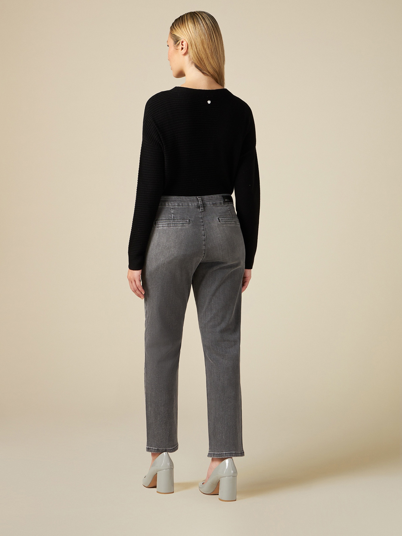 Umweltfreundliche graue Chino-Jeans mit Nieten image number 1