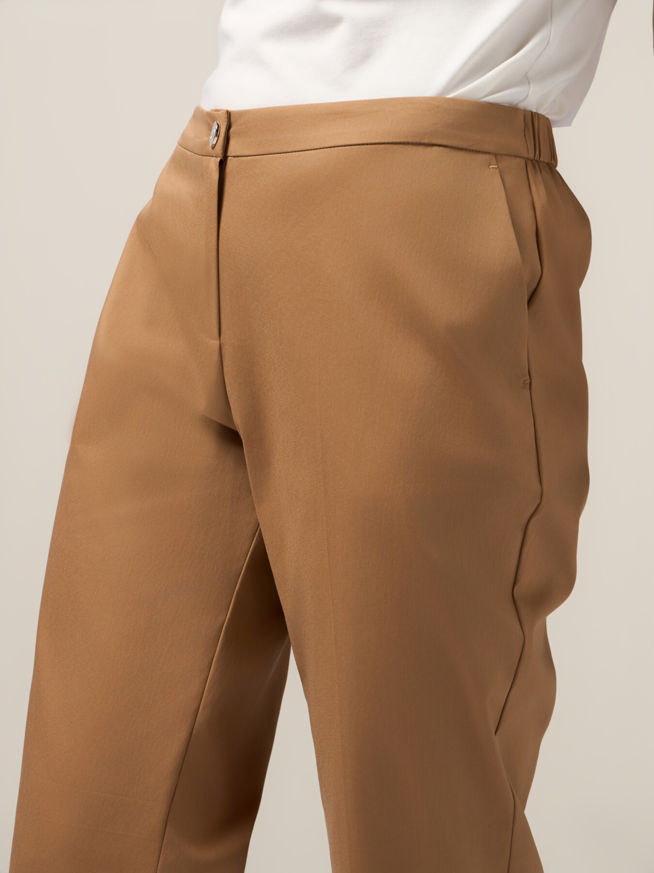 Chinos in raso di cotone image number 2