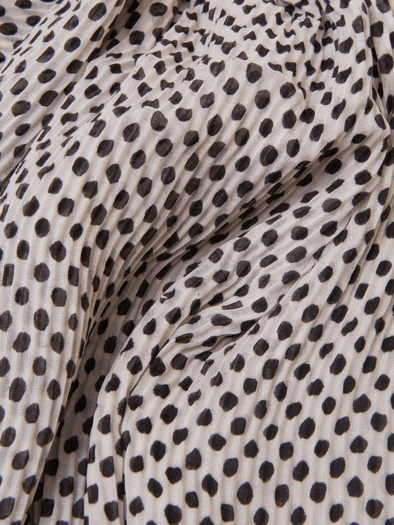 Pa&ntilde;uelo de lunares plisado image number 1