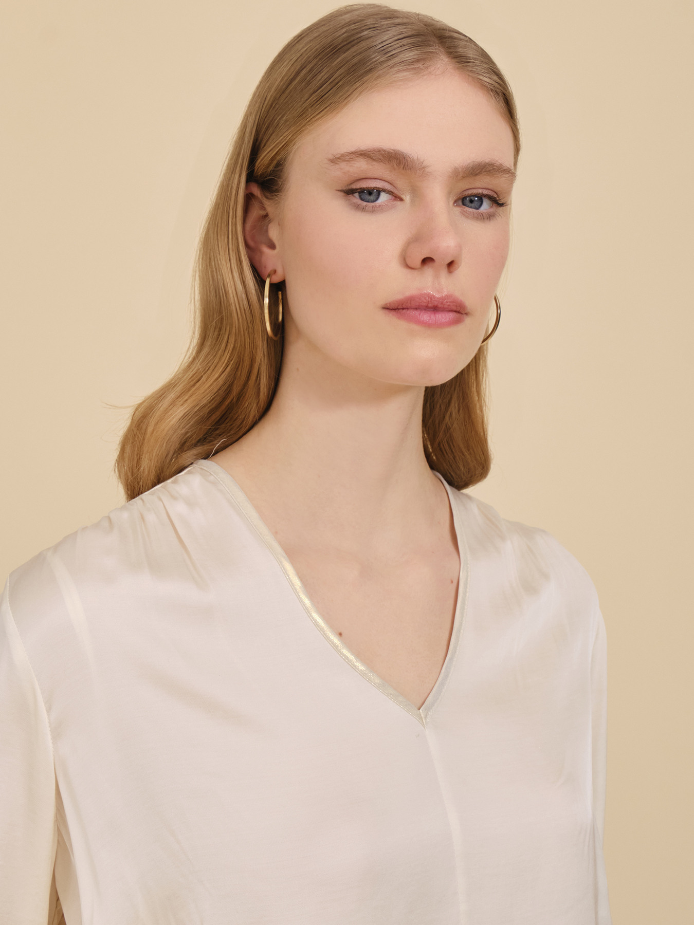 Blouse with shiny profiles image number 2