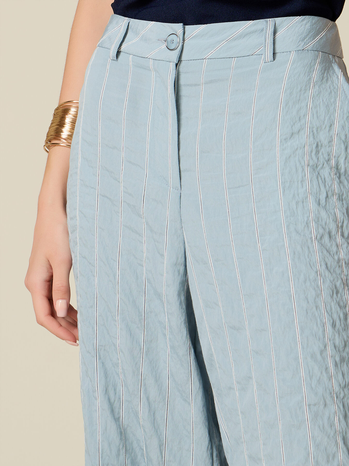 Gestreifte Palazzo-Hose mit Crinkle-Effekt image number 2