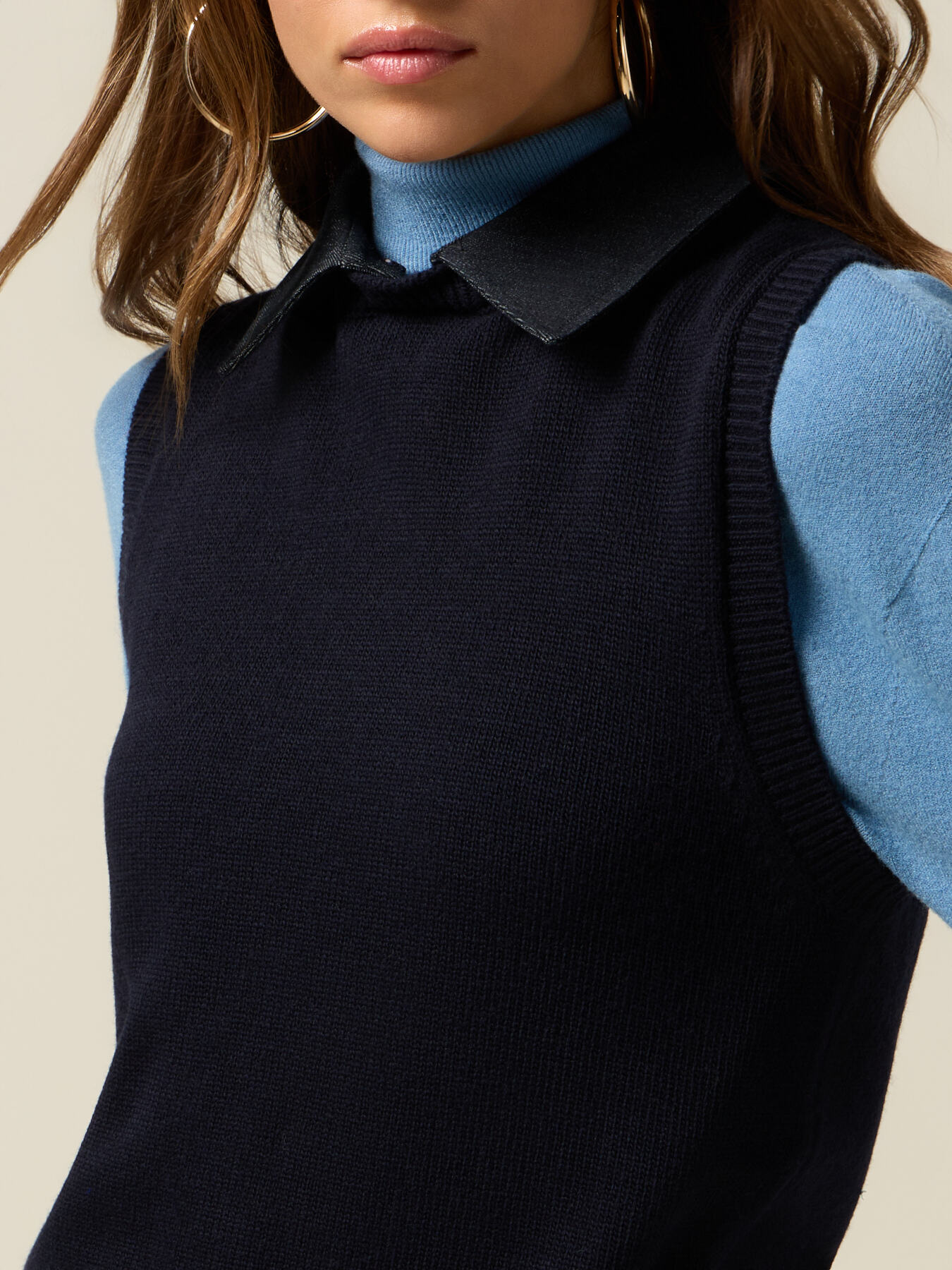 Gilet en maille avec col en denim image number 2