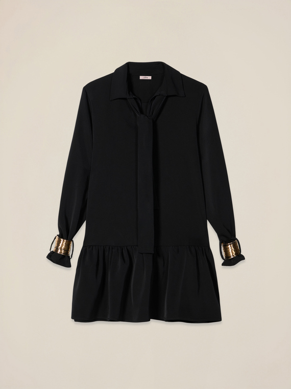 Ausgestelltes Kleid mit goldenen Armb&auml;ndern