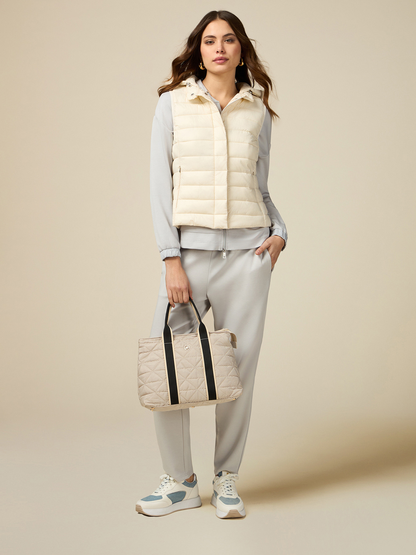 Piumino smanicato con cappuccio image number 3