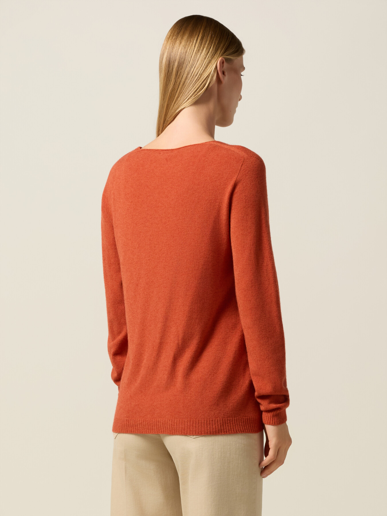 Pull en m&eacute;lange de viscose avec col en V image number 1