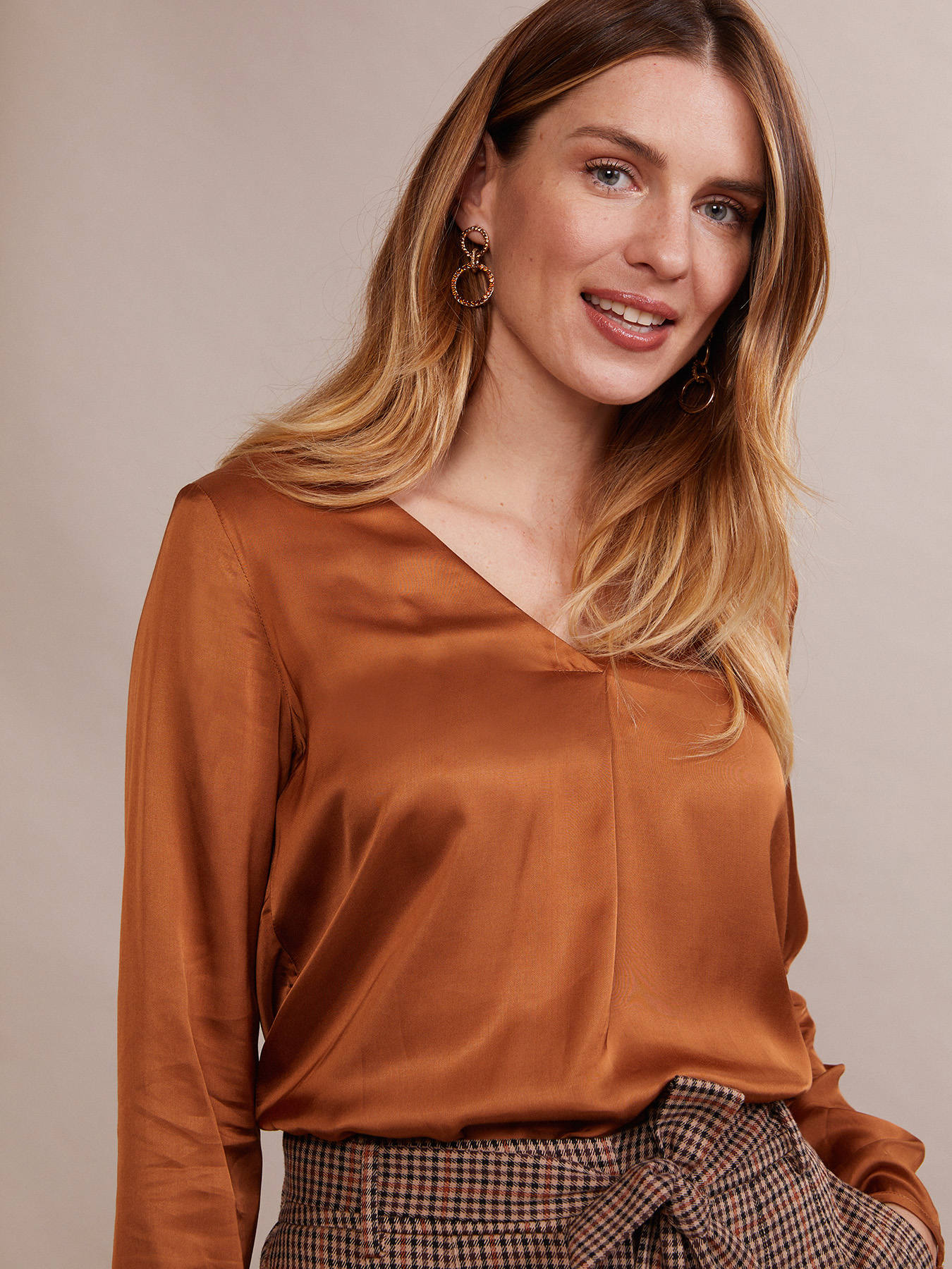 Blusa con scollo a V image number 1