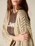 Kurze Strickjacke aus Lurex mit Lochmuster image number 2