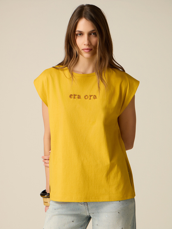 T-shirt with embroidered lettering