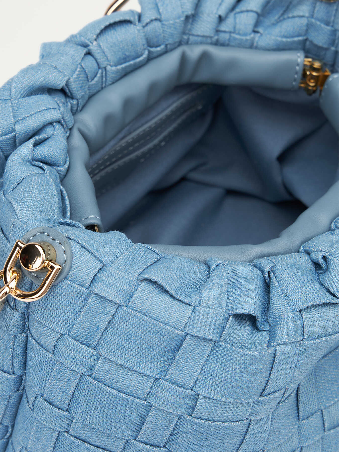 Geflochtene Pouch Bag aus Denim image number 4
