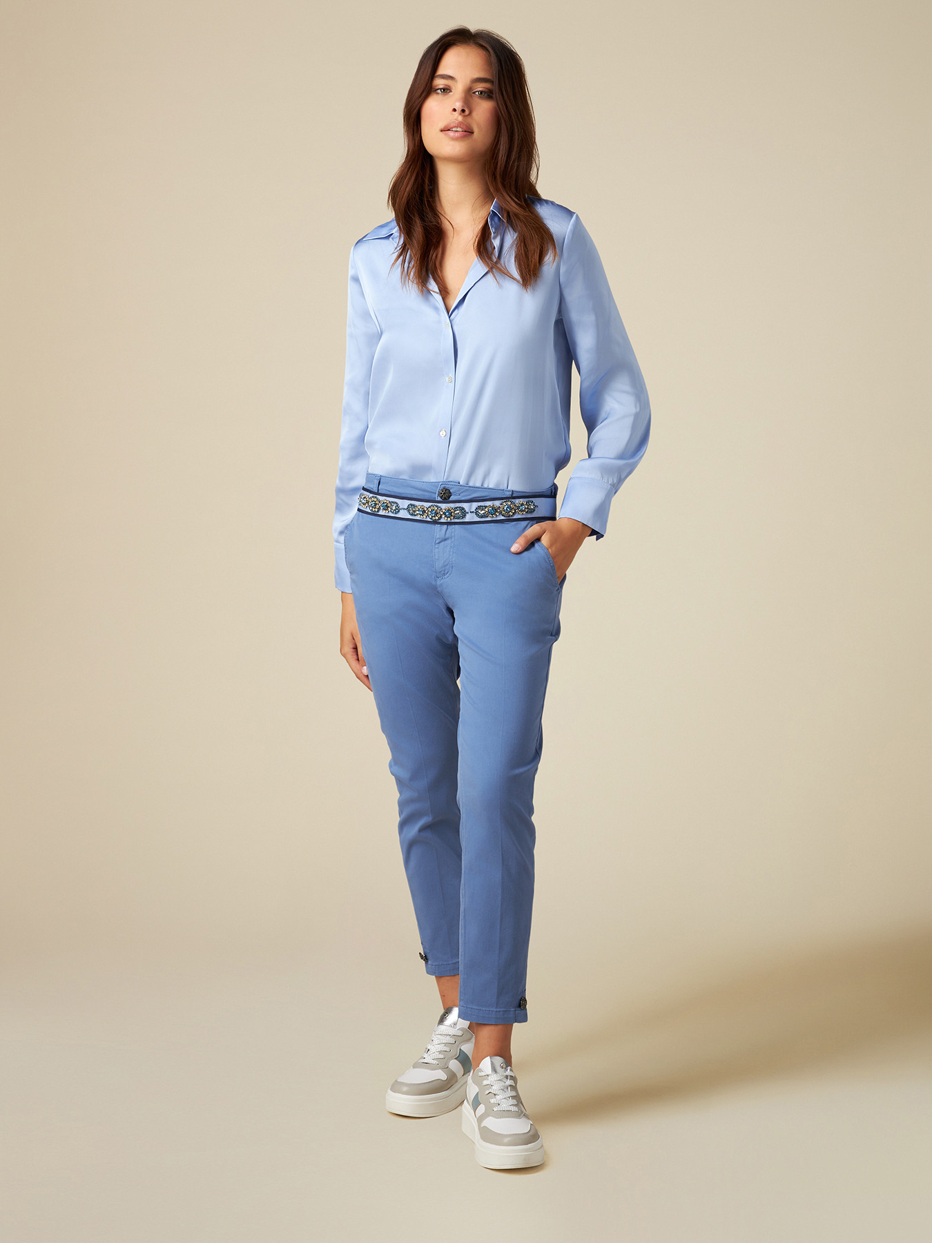 Pantalones chinos con detalle joya image number 0