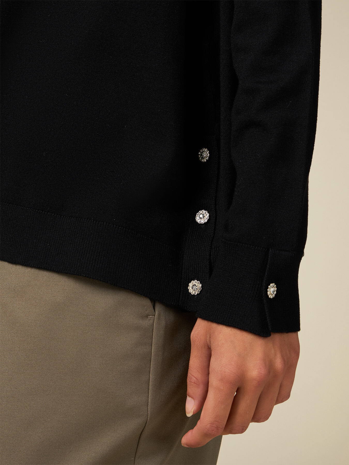 Pull ras-du-cou avec boutons bijoux image number 2