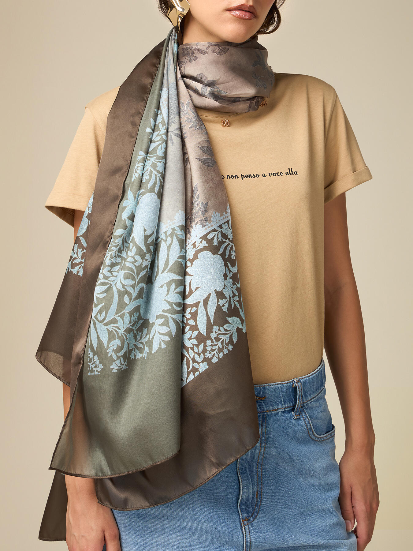 Maxi-Schal mit Blumenmuster image number 0