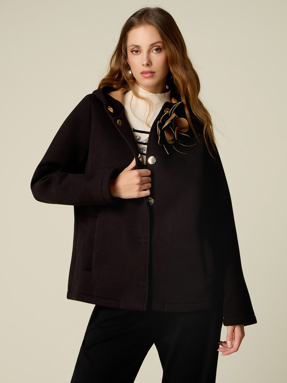 Blouson en scuba avec broche &agrave; fleur