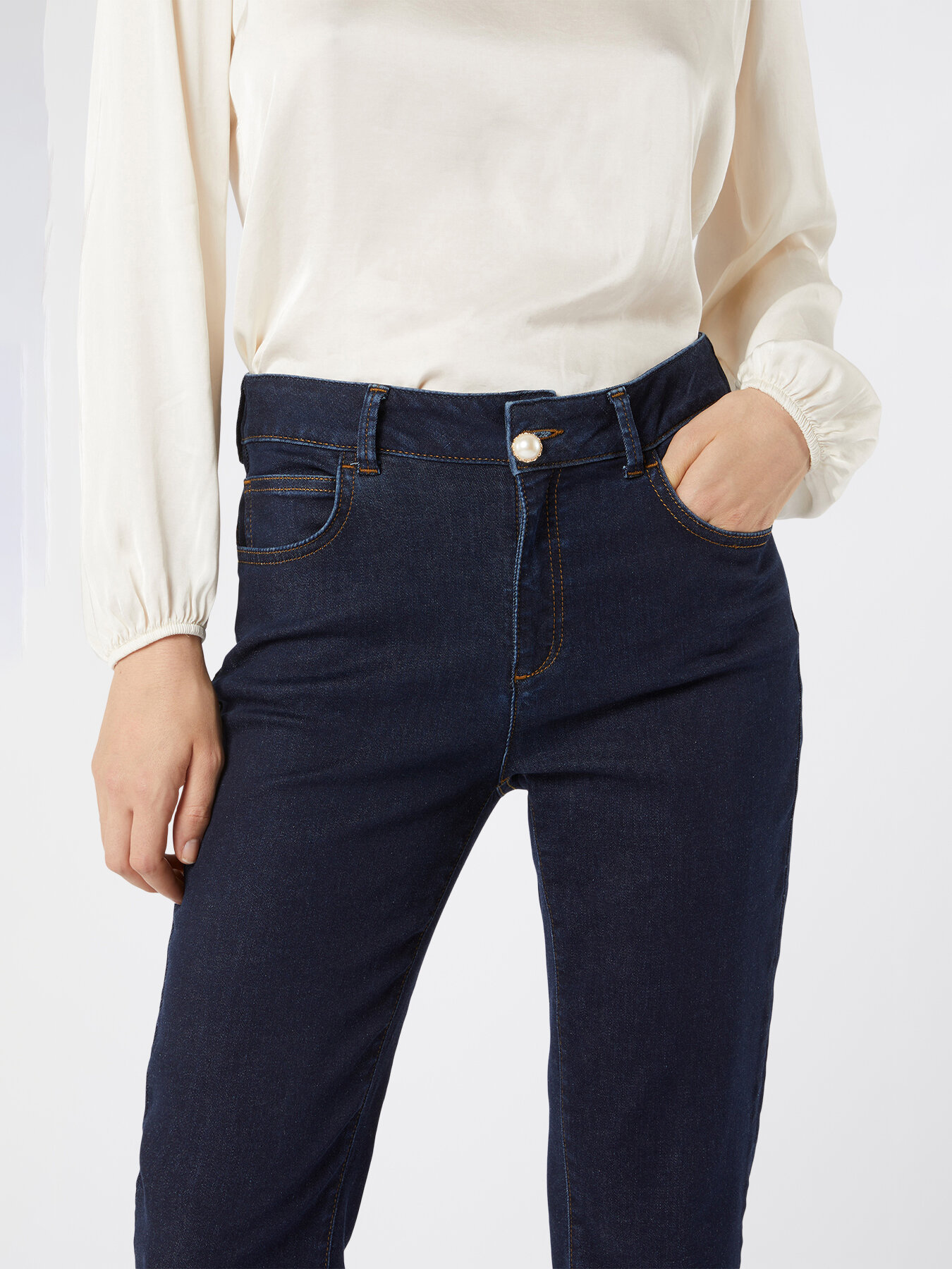 Jeans a sigaretta con bottone gioiello image number 2