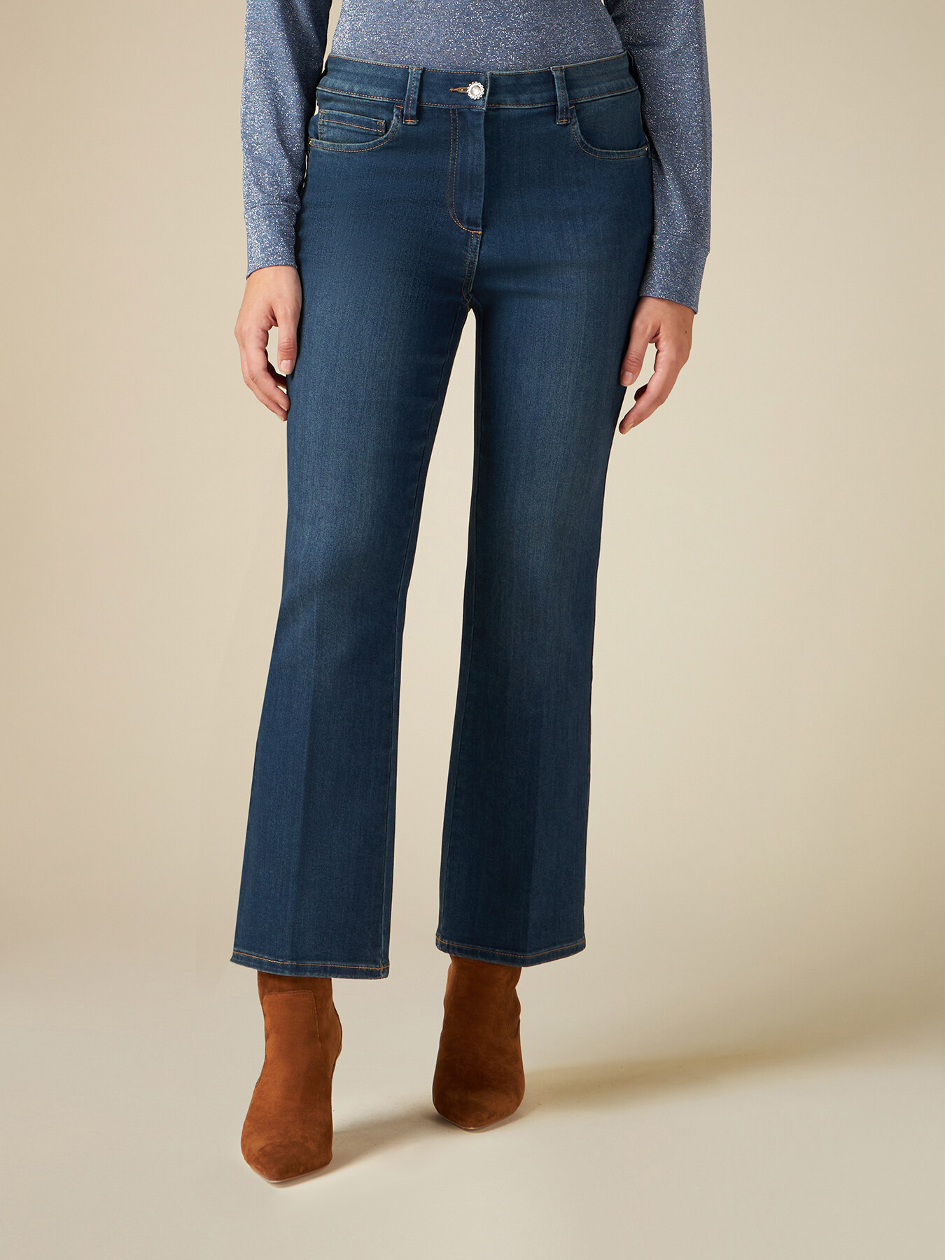 Jean flared &eacute;co-friendly avec bouton bijou image number 3