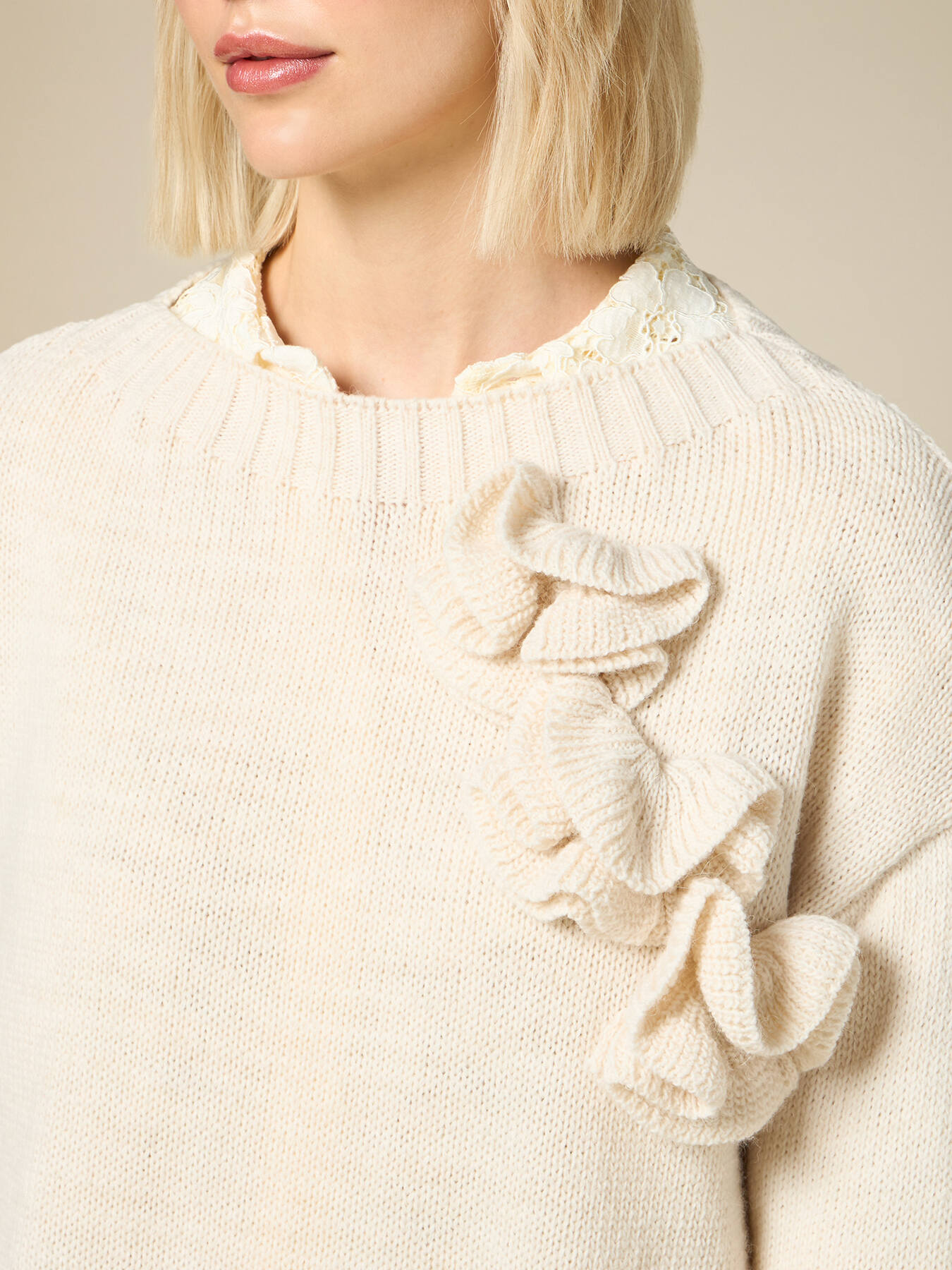 Jersey con flores aplicadas image number 2