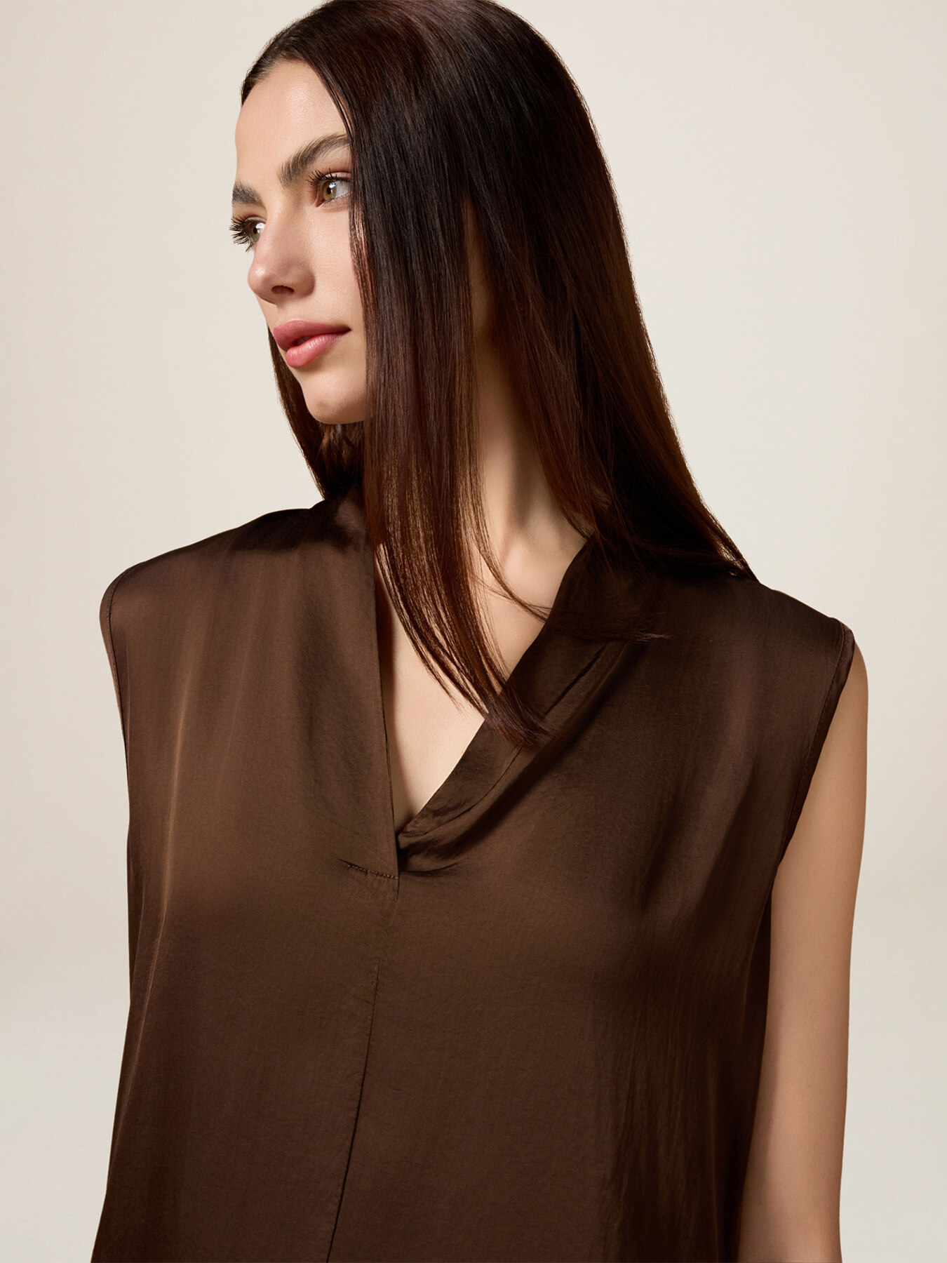 Blusa de sat&eacute;n con escote en V image number 2