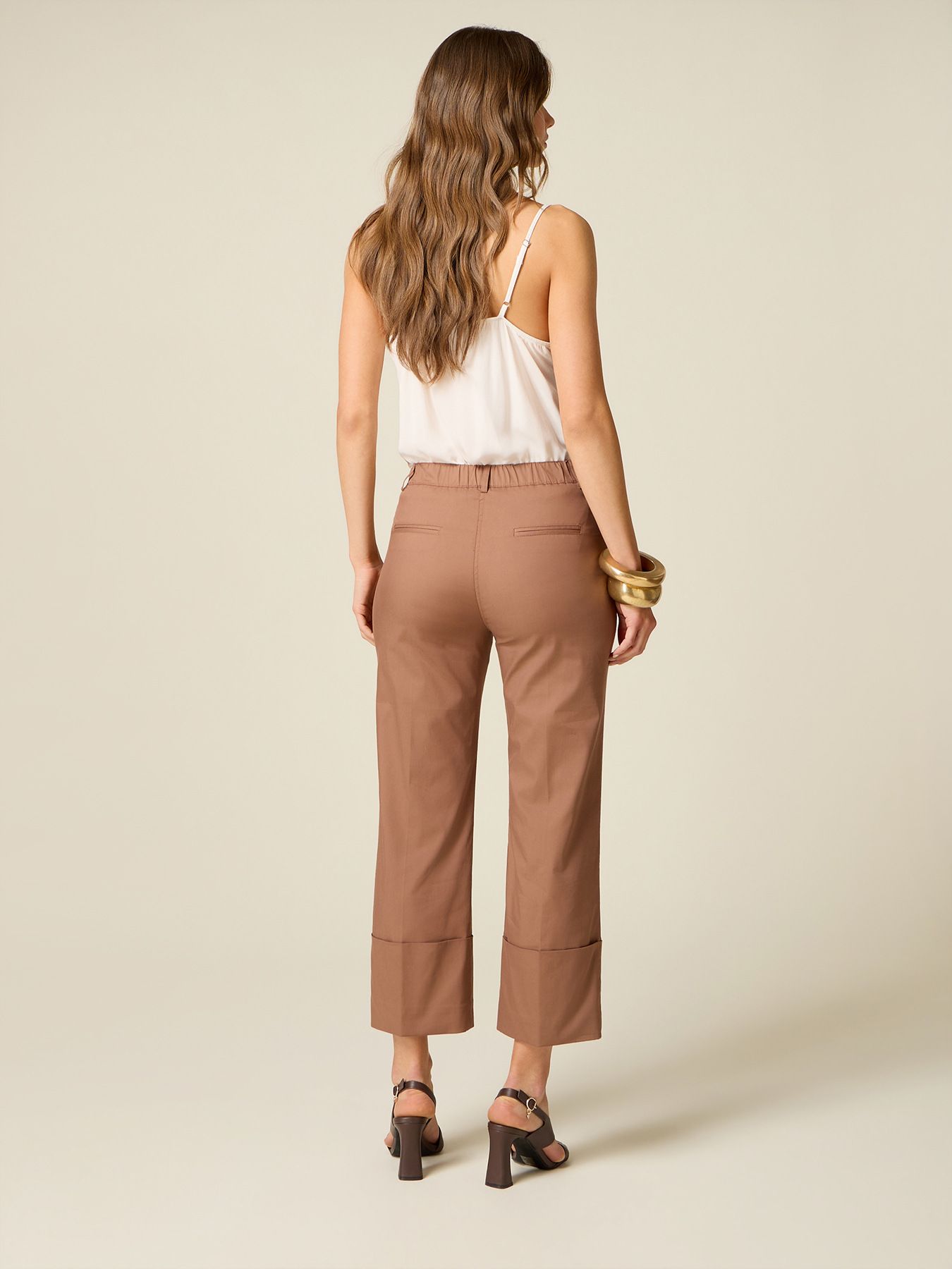Pantalones cropped con vuelta image number 1