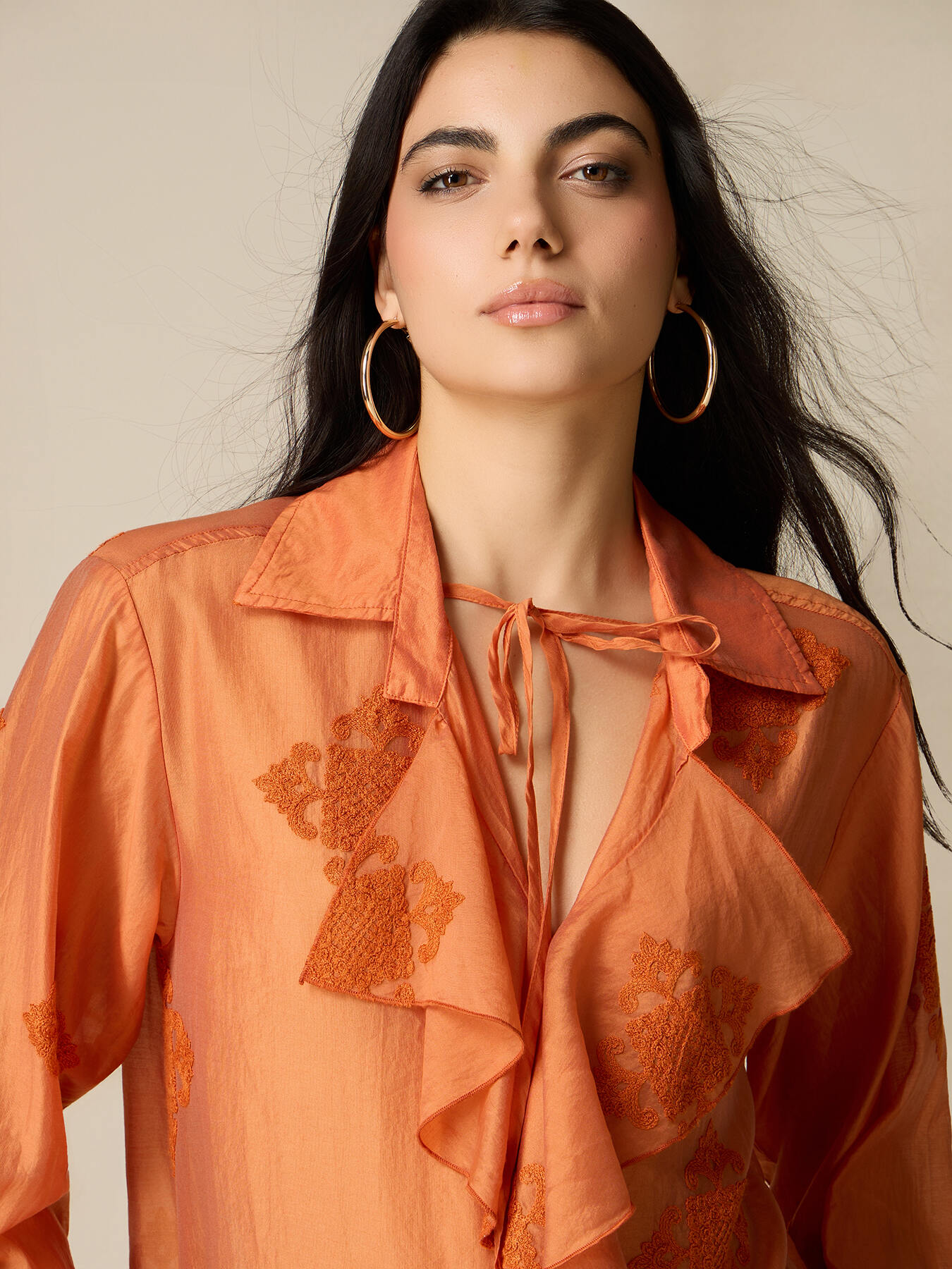 Bluse aus Lyocell-Mischung mit Stickereien image number 2