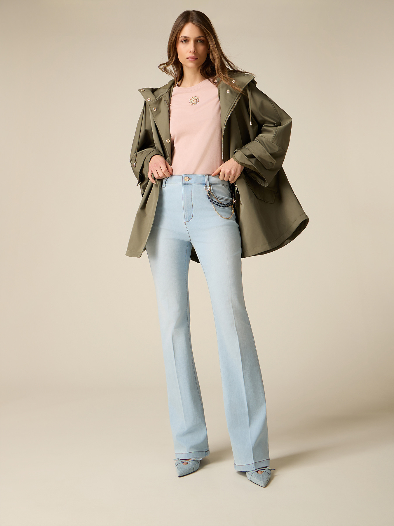 Flared Jeans mit dekorativen Ketten image number 0