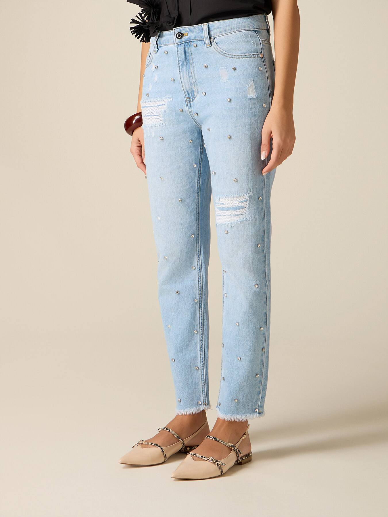 Jeans mit Rissen und Nieten image number 3