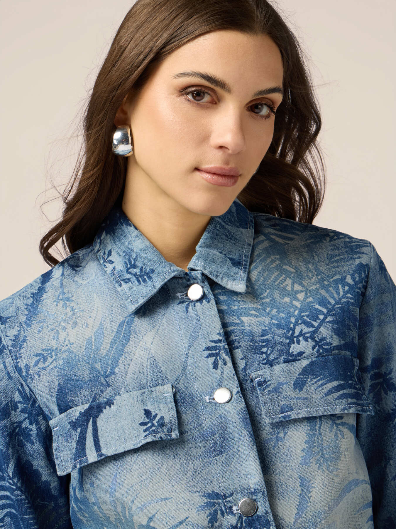 Chaqueta corta de mezclilla estampada image number 2