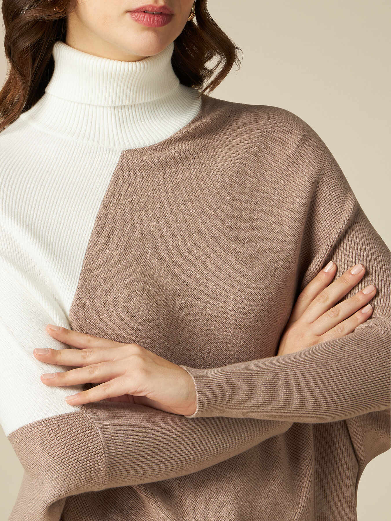 Pull &agrave; col roul&eacute; asym&eacute;trique bicolore image number 2