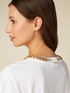 Camiseta con collar dorado image number 2