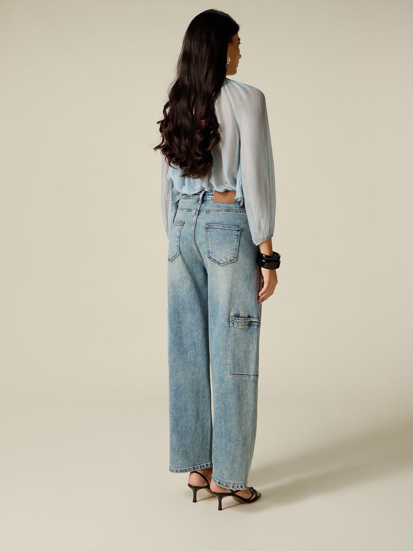 Barrel-Jeans mit Cargo-Details image number 1