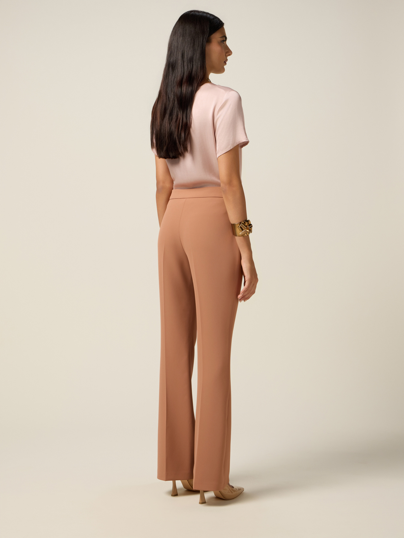 Pantalones acampanados con cadena decorativa image number 1