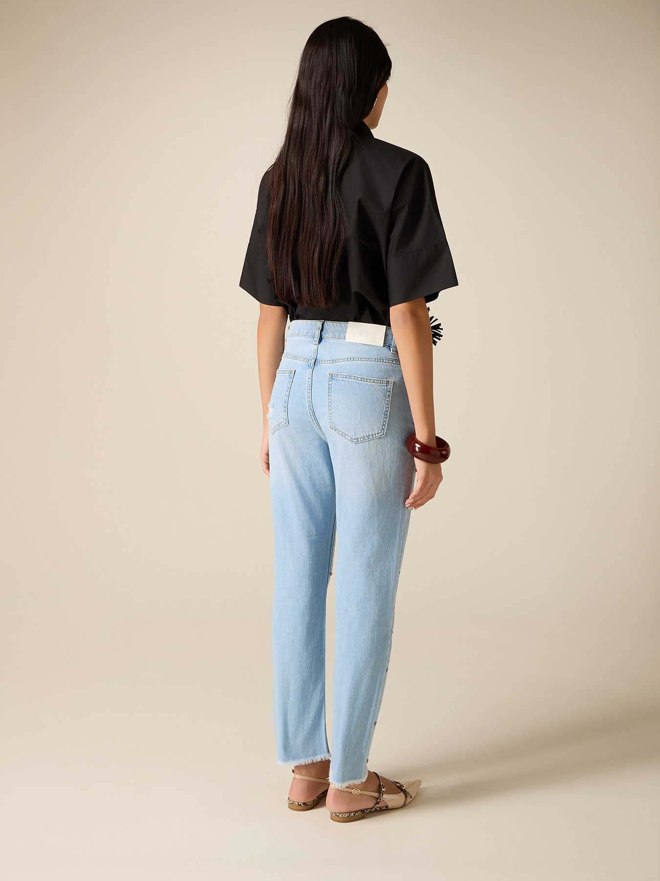 Jeans mit Rissen und Nieten image number 1