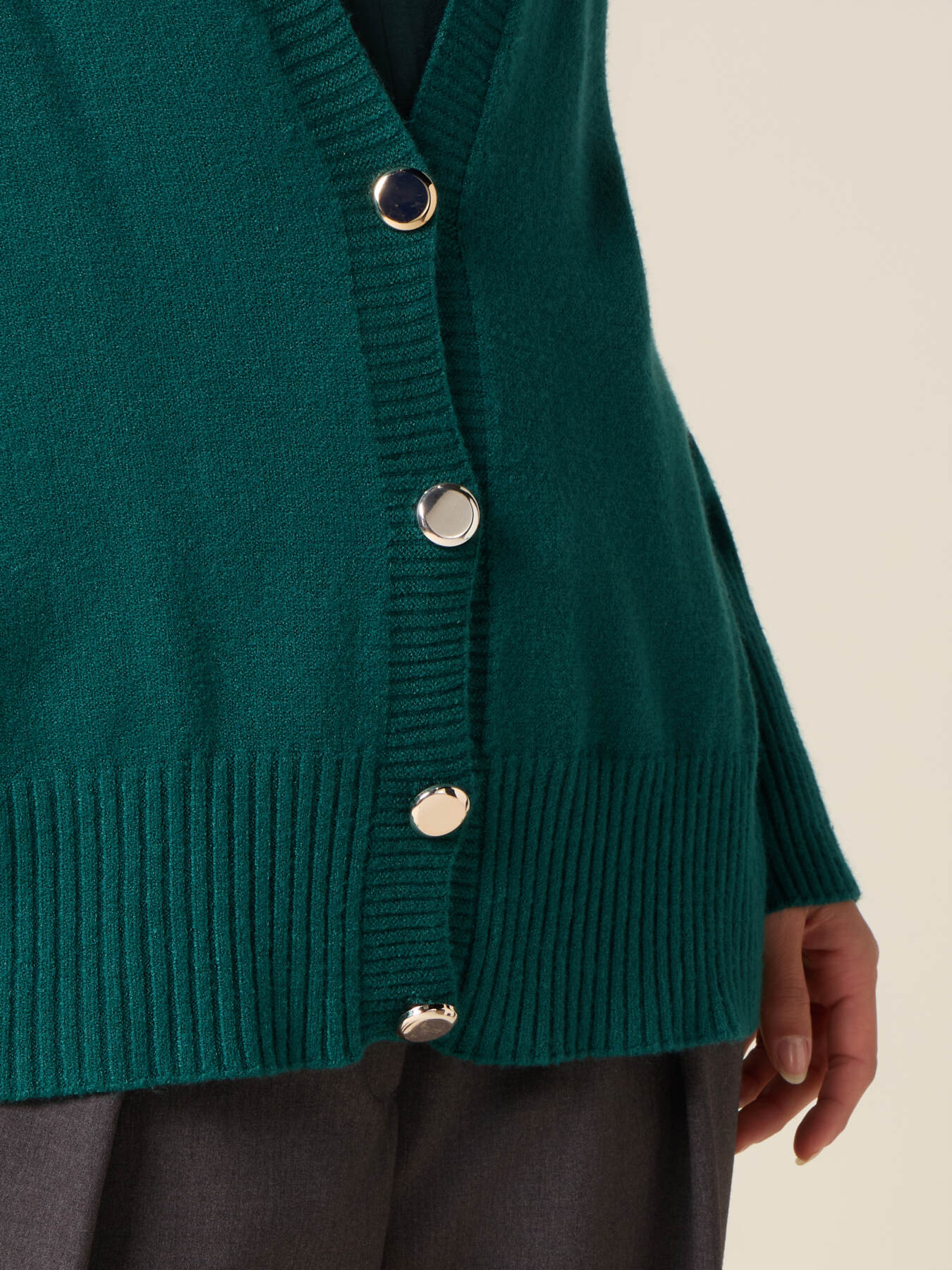 Cardigan col V avec boutons dor&eacute;s image number 2