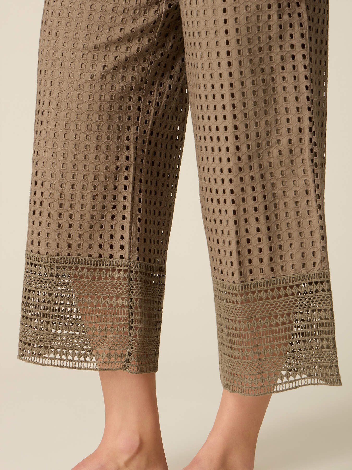 Pantaloni cropped traforati image number 2