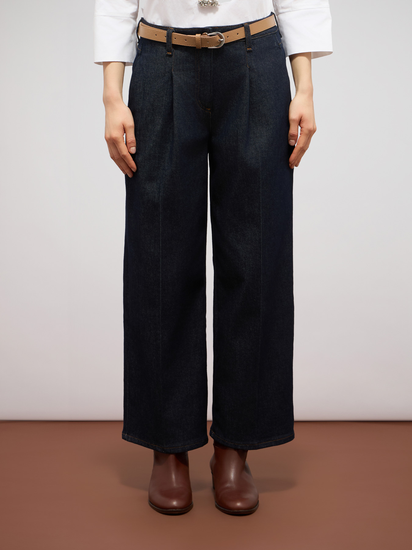 Jeans palazzo de mezclilla con pliegues frontales image number 3