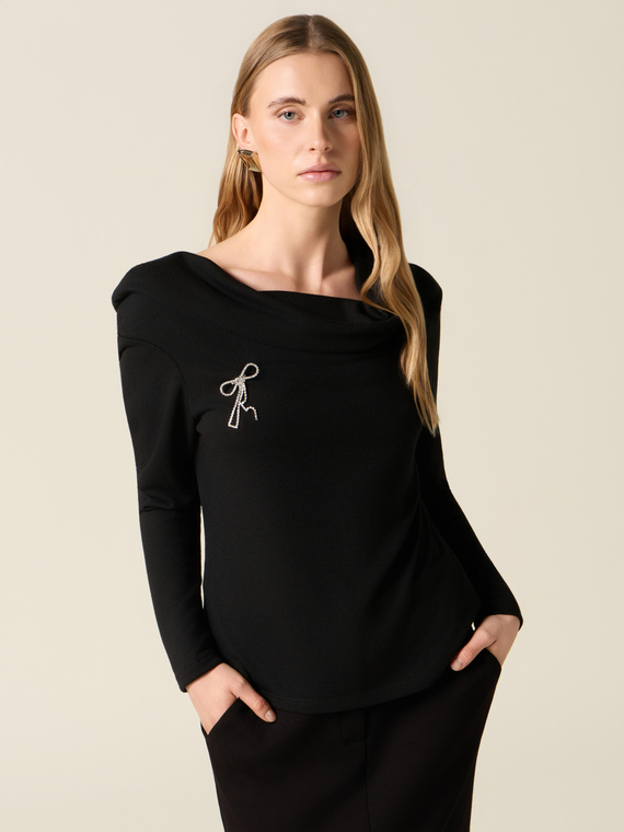 T-shirt colo shiffer con spilla