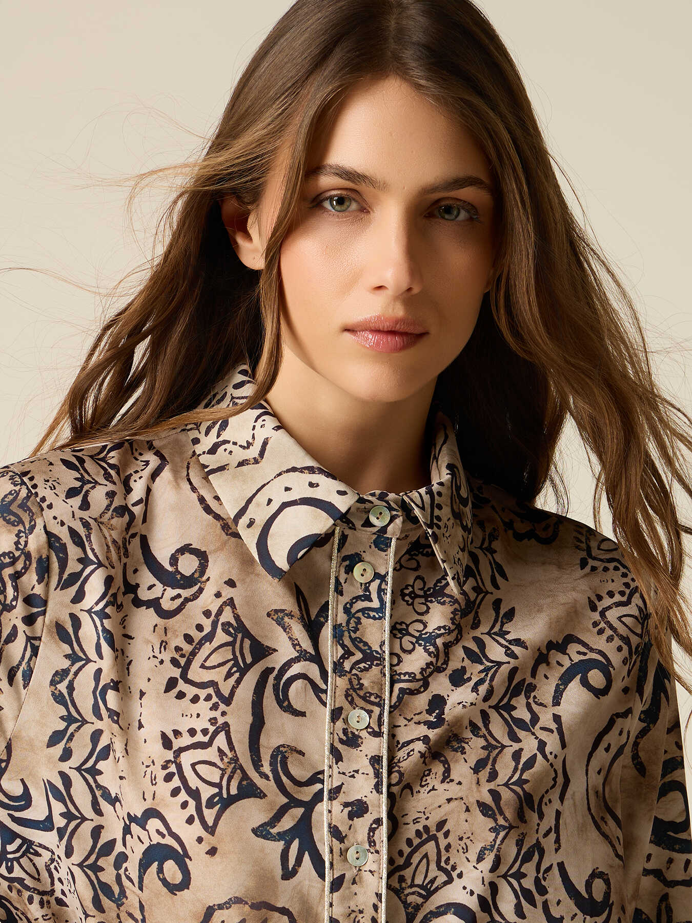 Patterned satin shirt image number 2