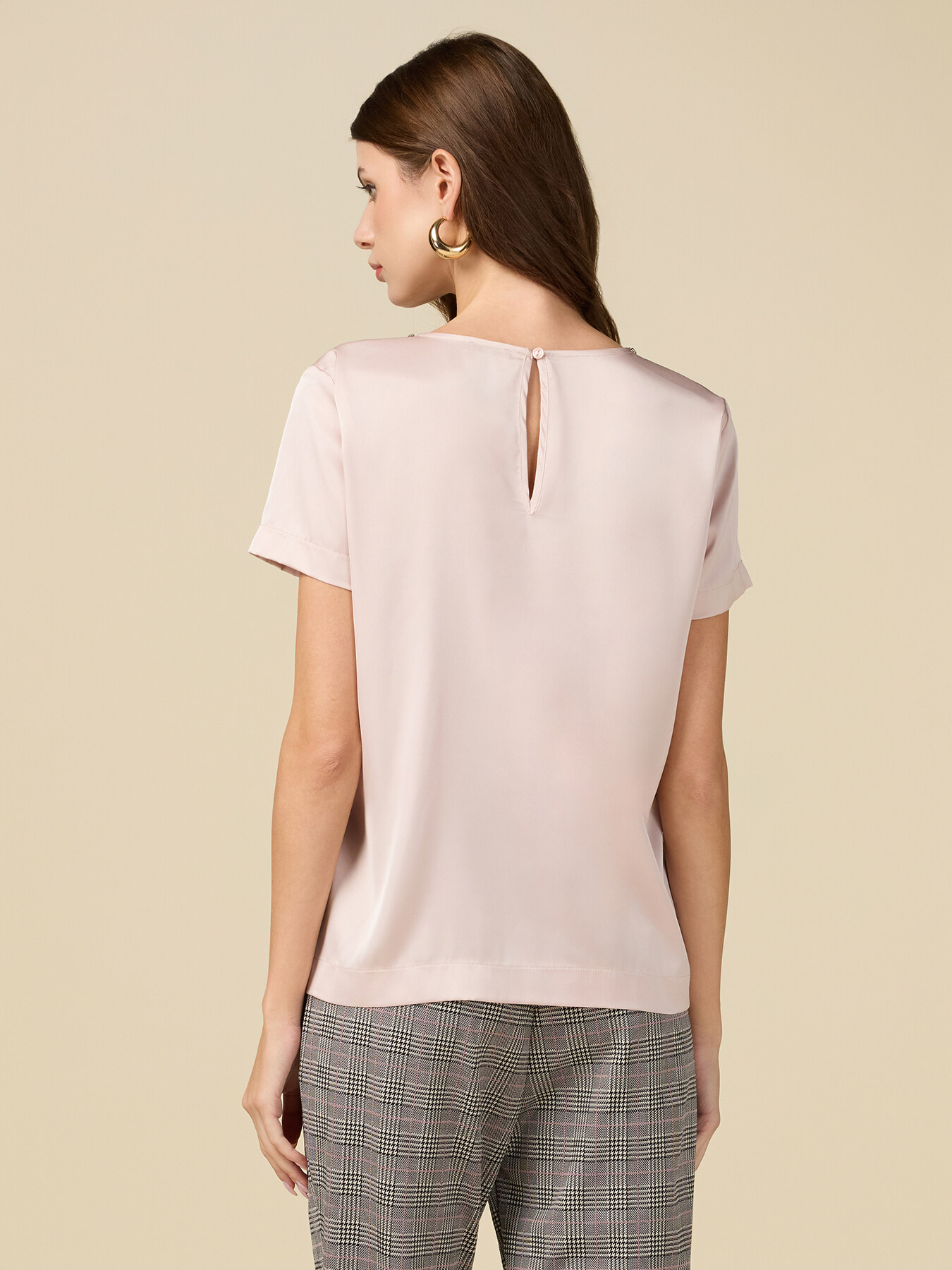 Bluse aus Satin mit eingefassten Steinen image number 1