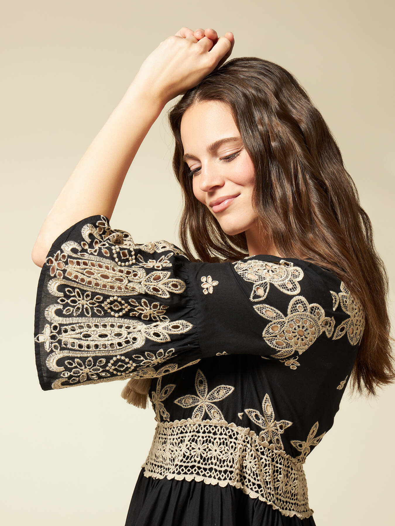 Short two-tone Broderie Anglaise dress image number 2
