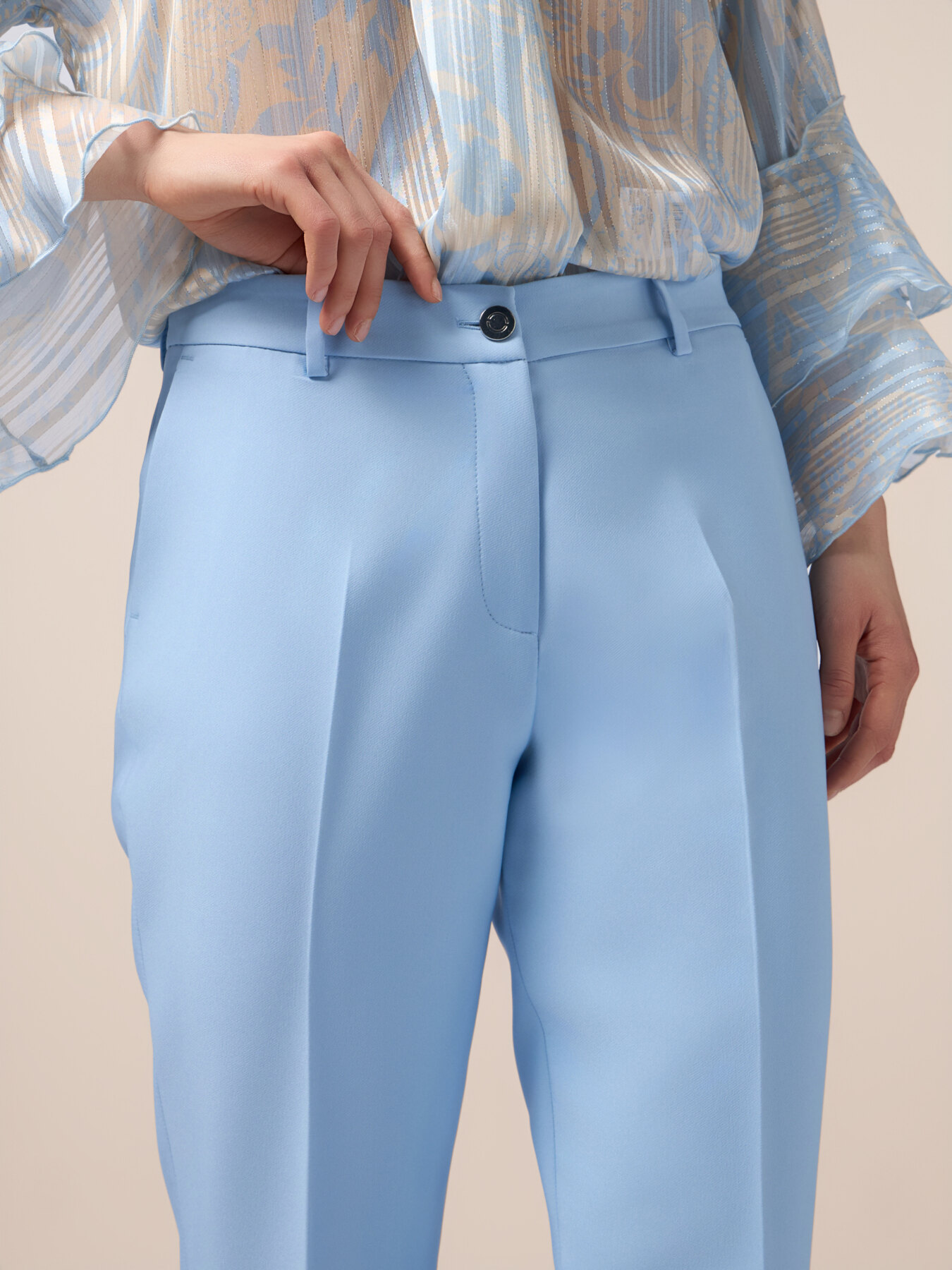 Pantalones pitillo de tejido t&eacute;cnico image number 2