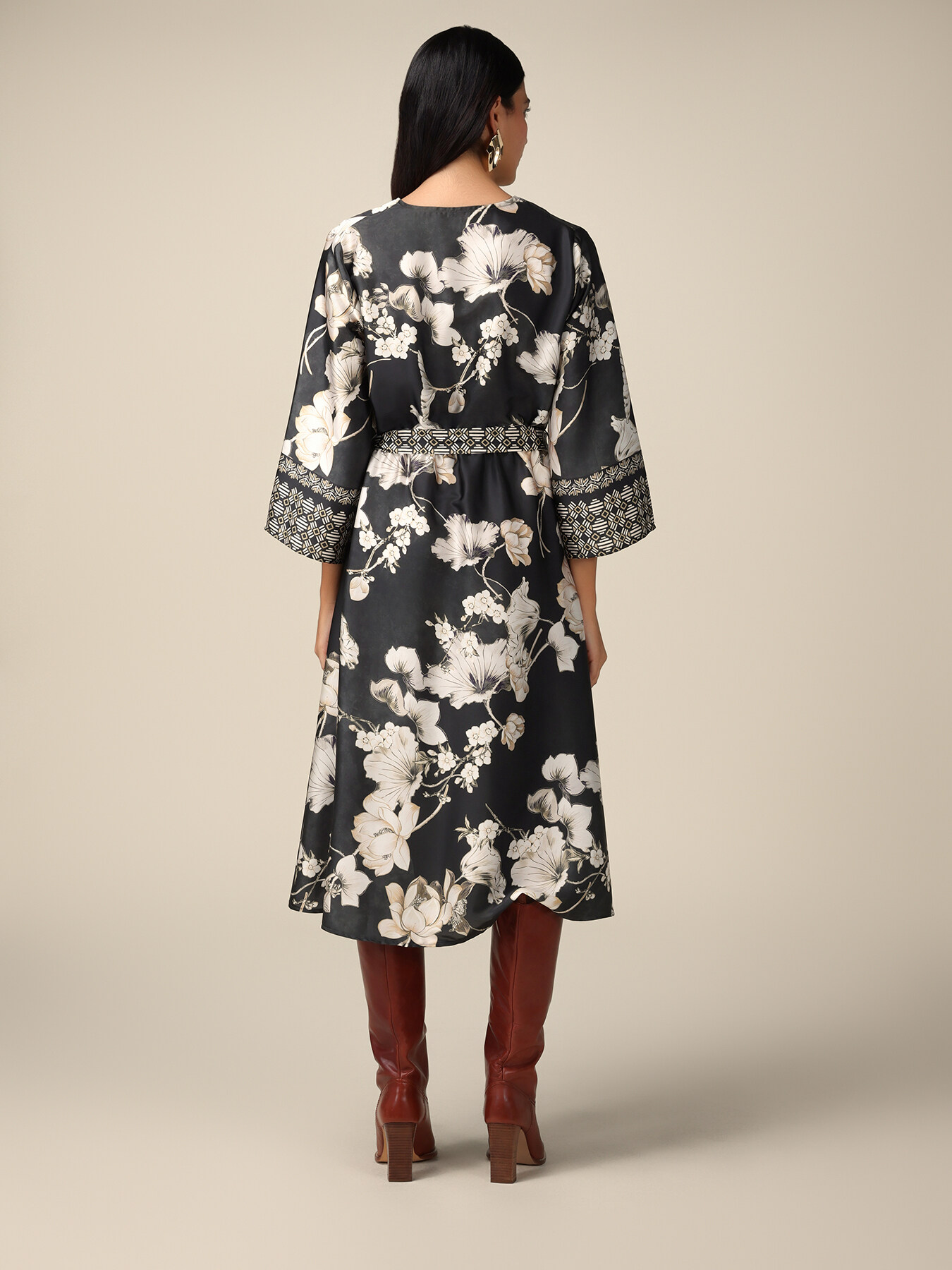 Robe mi-longue en satin &agrave; fleurs image number 1