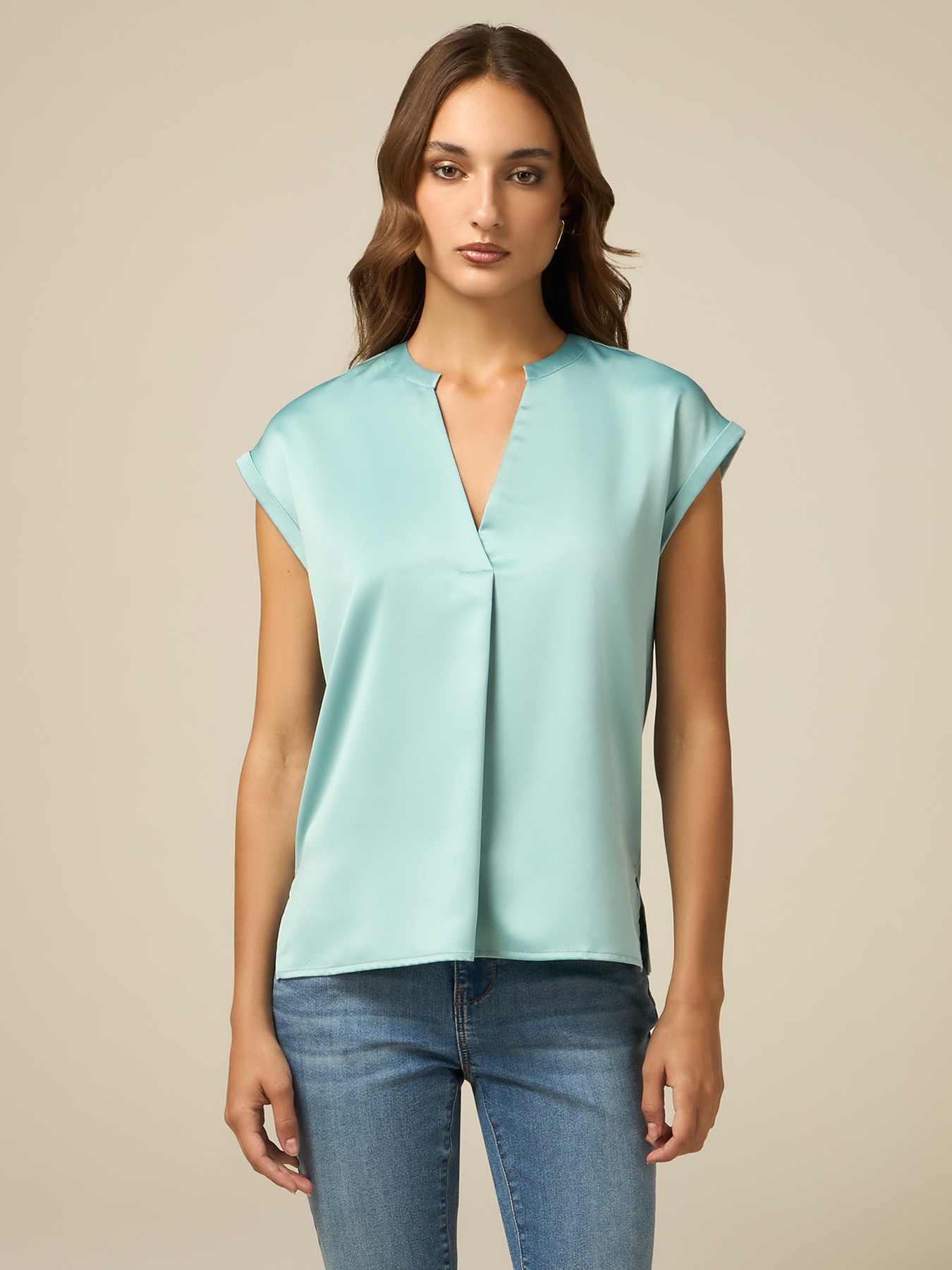 T-Shirt aus Bi-Materialien mit V-Ausschnitt image number 0