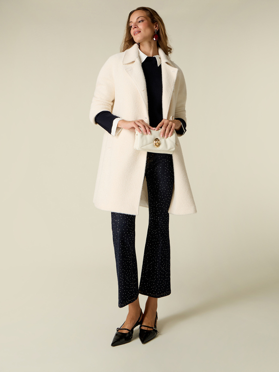 Coat with asymmetric closure