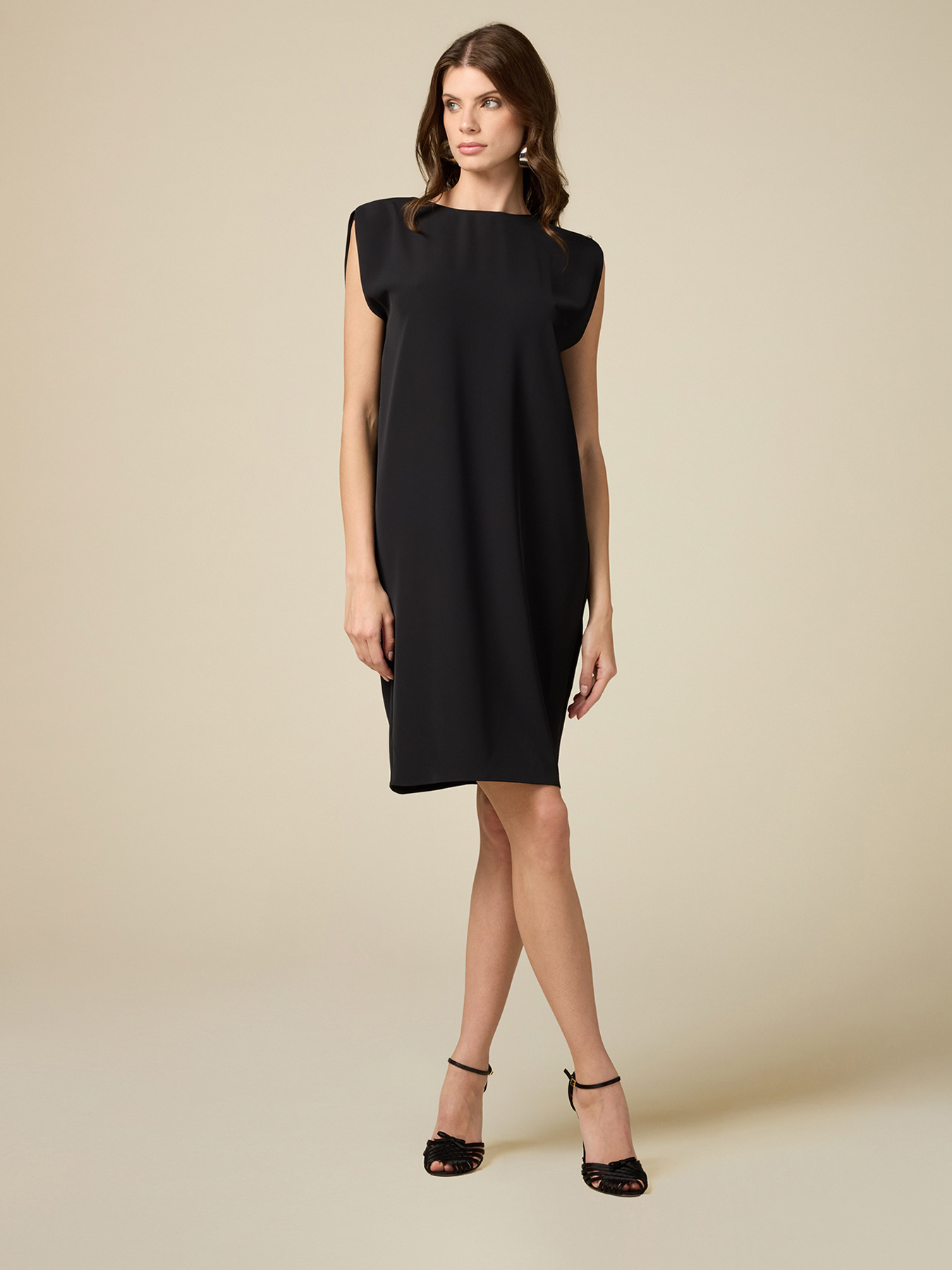 Gerade geschnittenes Kleid mit breiter Schulter image number 0